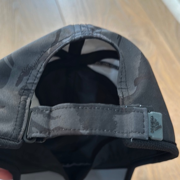 Lot of 3 running hats.  2 Under Armour, 1 Adidas - Picture 4 of 9